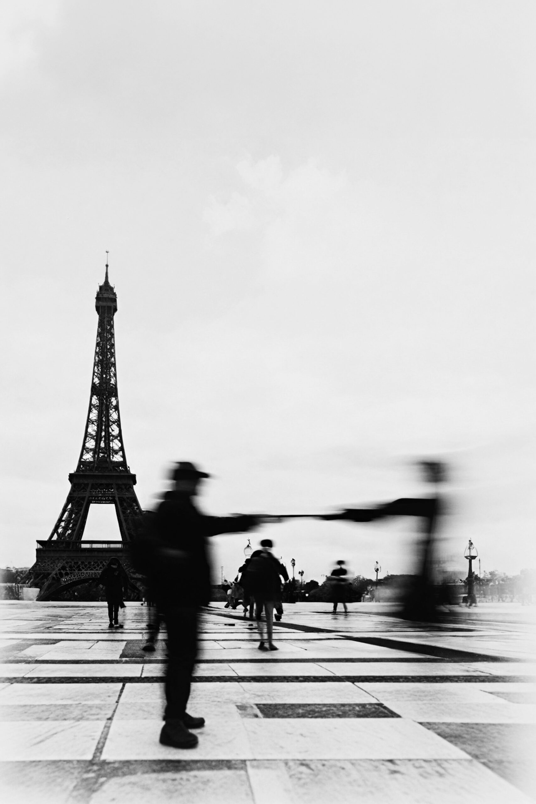 Moroz — Ephemeral Paris, fotografia in bianco e nero della Torre Eiffel nella nebbia, stampa firmata da 65 € come regalo di Natale
